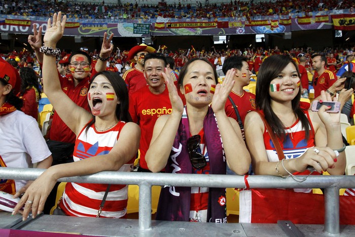 Một CĐV người Việt với lá quốc kỳ Việt Nam trên má dự khán trận chung kết giữa Tây Ban Nha và Italia.